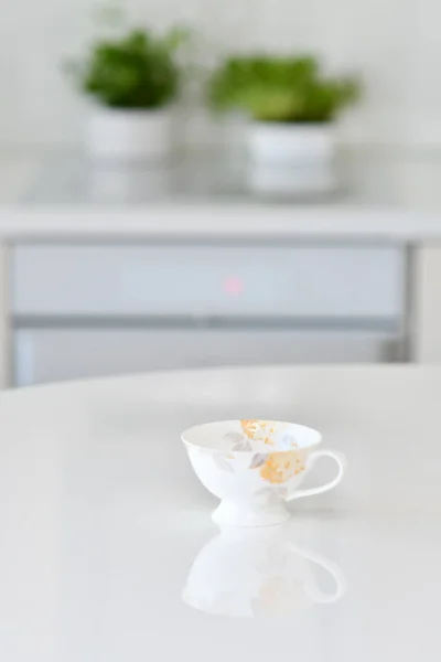 Trabajando Solo Oficina Taza Café Una Mesa Blanca Sobre Cocina — Foto de Stock