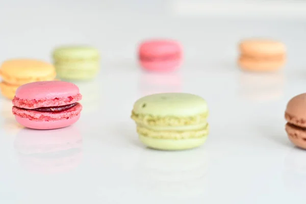 Pastel Macaron Macarrón Sobre Fondo Blanco Galletas Almendras Dulces Coloridas —  Fotos de Stock