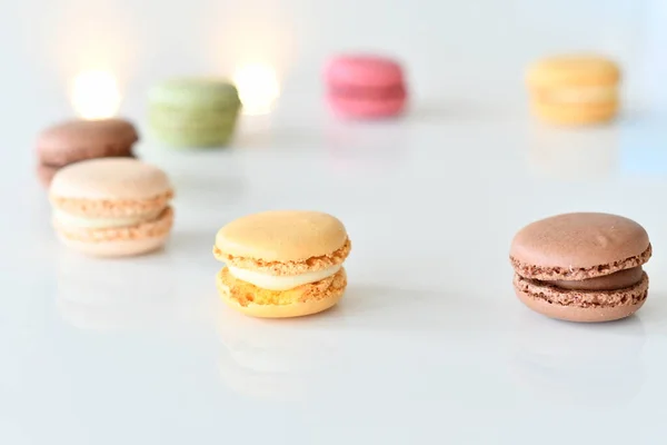 Pastel Macaron Macarrón Sobre Fondo Blanco Galletas Almendras Dulces Coloridas —  Fotos de Stock