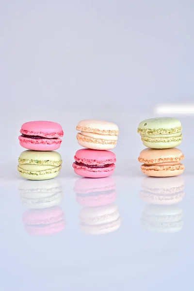 Pastel Macaron Macarrón Sobre Fondo Blanco Galletas Almendras Dulces Coloridas —  Fotos de Stock