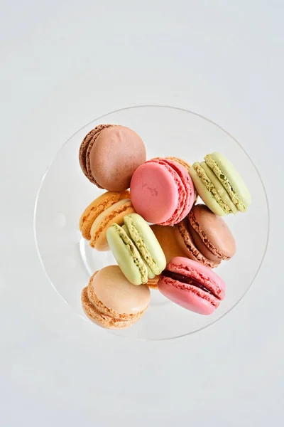 Pastel Macaron Macarrón Sobre Fondo Blanco Galletas Almendras Dulces Coloridas —  Fotos de Stock