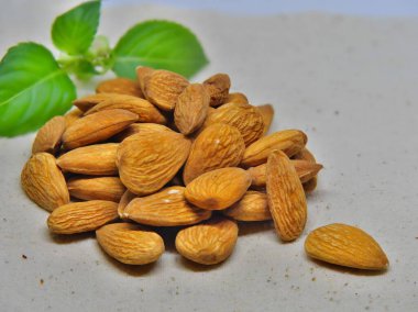 Hafif arka planda badem, yakın plan. Makro fotoğrafçılık.