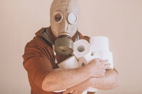 Muž Plynové Masce Drží Mnoho Rolí Toaletního Papíru Koncepce Téma — Stock fotografie