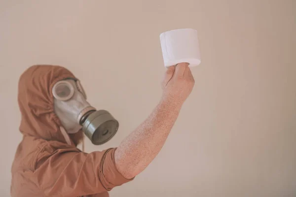 Hombre Con Una Máscara Gas Sostiene Rollo Papel Higiénico Concepto — Foto de Stock