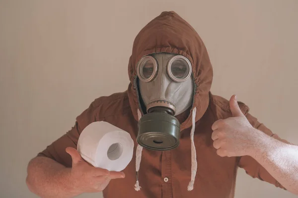 Hombre Una Máscara Gas Papel Higiénico Fotos de stock libres de derechos