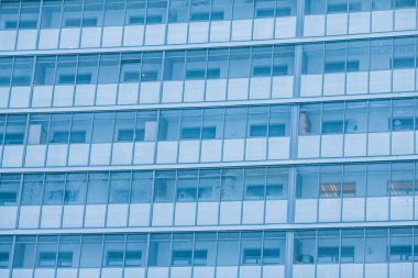 Bir konut binasının cam cephesi. Modern apartman: yeni dairelerin balkonları, inşaat..