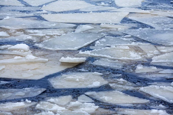 Topniejący Lód Góry Lodowe Wodzie Pływające Kry Lodowe Błękitnej Zimnej — Zdjęcie stockowe
