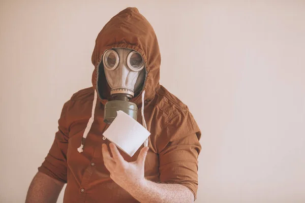 Hombre Con Una Máscara Gas Sostiene Rollo Papel Higiénico Concepto — Foto de Stock