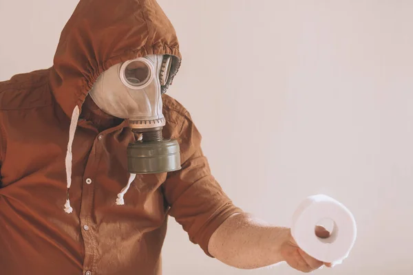 Concepto Papel Higiénico Hombre Con Una Máscara Gas Ofrece Papel — Foto de Stock