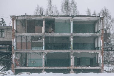 Parçalanıyor. - Evin yıkımı. Yıkılmış prefabrik ev. Bölgesel ev, yenileme ve yeniden yapılandırma.