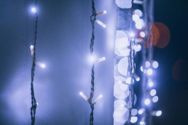 Çelenk. LED ışıklar. Güzel bir arka plan, gece festival ışıkları....