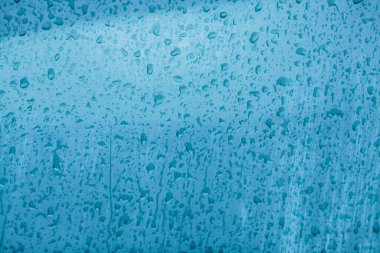 Islak pencere. Cama damlatıyor. Yağmurlu hava.