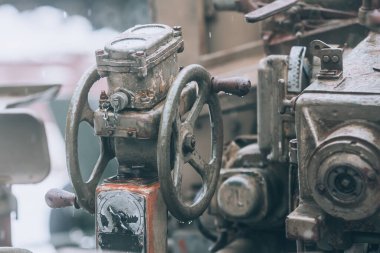 Topçu silahı. Eski askeri top, yakın plan. Kamuflaj yeşili içinde ağır silahlarla donatılmış askeri bir geçmişi var..