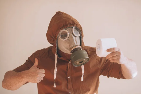 Papel Higiénico Concepto Divertido Hombre Con Una Máscara Gas Sostiene — Foto de Stock