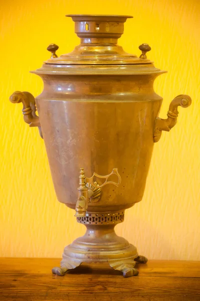 铜制萨莫瓦一种用来泡茶的老茶壶 古董铜盘 — 图库照片