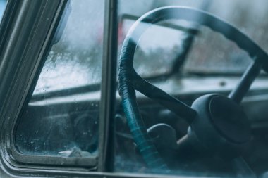 Klasik askeri kamyon. Sürücü penceresinden taksiye olan görüntü. Direksiyona geç.