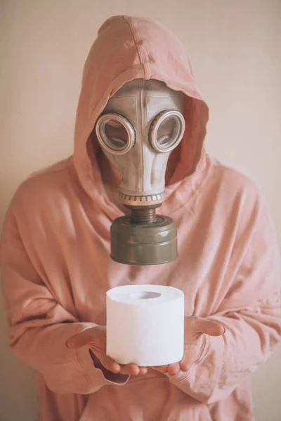 Retrato Una Máscara Gas Con Papel Higiénico Las Manos Chica — Foto de Stock