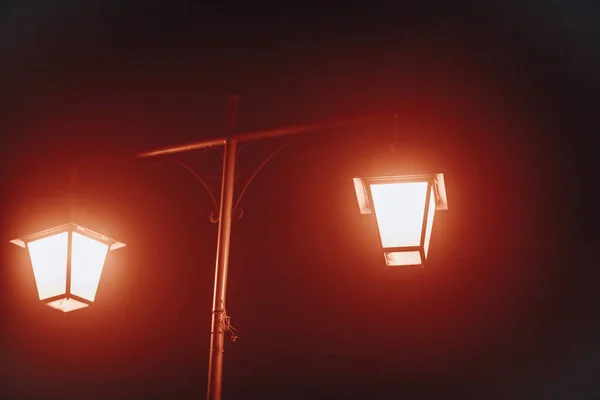 Красный Фонарь Ночной Город Уличный Фонарь Двумя Лампами — стоковое фото