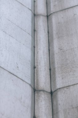 Metal paneller birbirine kaynaklanmış. Soyut sanayi geçmişi