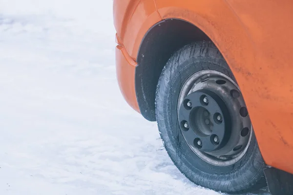 Dirty Wheel Orange Bus Bus Snow Side View Wheel — Stock Photo, Image