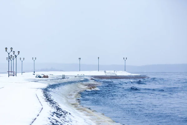 Petrozavodsk Embankment Del Lago Onega Invierno Tormenta Invierno Fuertes Olas Fotos de stock