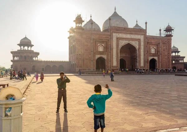 Agra Uttar Pradesh Indien März 2019 Eine Gegenlichtaufnahme Eines Vaters — Stockfoto