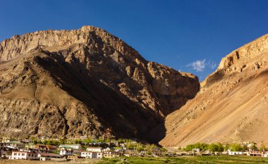 Hindistan 'ın HImachal Pradesh kentindeki Spiti Vadisi' ndeki Kaza köyünün üzerinde yükselen yüksek ve çorak dağlar..
