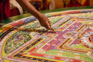 Kaza, Himachal Pradesh, Hindistan - Mayıs 2012: Spiti Vadisi 'ndeki Kaza antik manastırında canlı, renkli bir mandala üzerinde çalışan bir Budist keşiş.