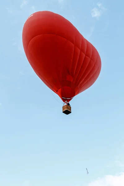 Kalp şeklinde bir balon uçurmak — Stok fotoğraf