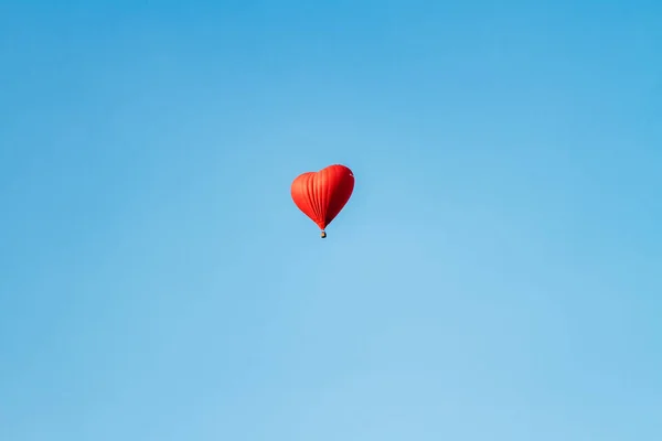Volare con un palloncino a forma di cuore — Foto Stock
