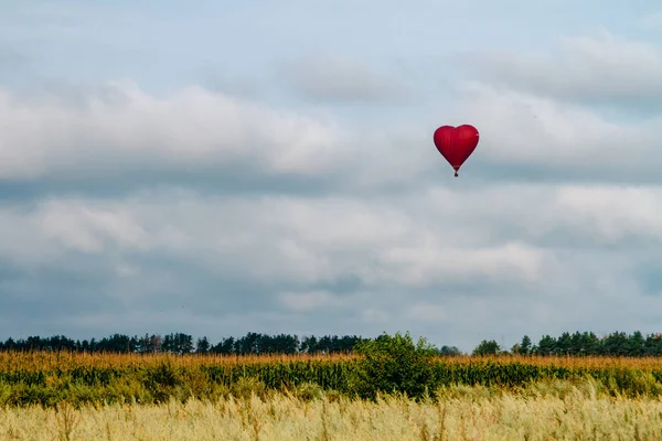 Flying a balloon in the shape of a heart — Stock Photo, Image