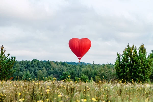 Voando um balão na forma de um coração — Fotografia de Stock