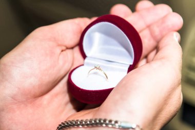 Evlilik yüzüğü bir adamın ellerinde.