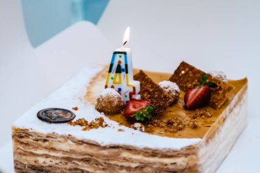 4 yıl boyunca çilekli pasta.