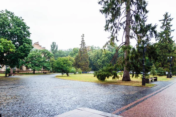 Kiev Polytechnic Institute. De romp in het park — Stockfoto