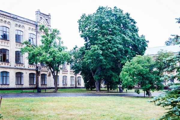 Киевский политехнический институт. Корпус в парке — стоковое фото