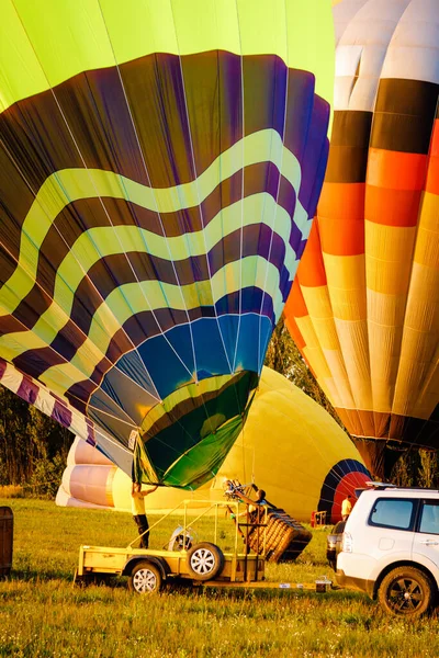 Sahada balon. Uçuşa hazırlanılıyor.. — Stok fotoğraf