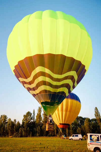 Balloon in the field. Preparing for flight. — Stock Photo, Image