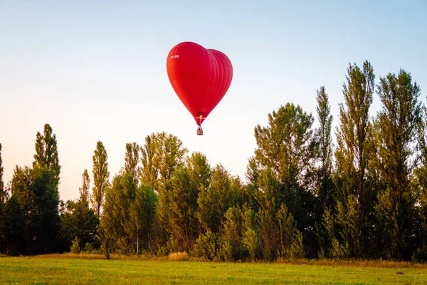 Kalp şeklinde bir balon. Sıcak hava balonuyla uçmak. — Stok fotoğraf