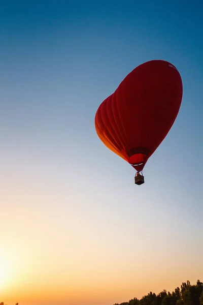 Um balão em forma de coração. Voando em um balão de ar quente . — Fotografia de Stock