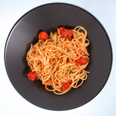 Siyah tabakta domatesli spagetti..