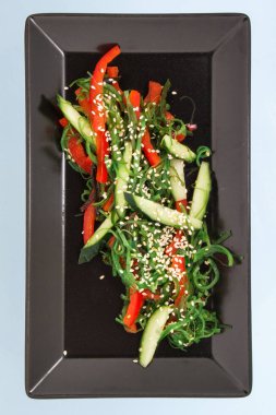 Siyah tabakta bornozun salatası.