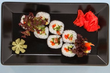 Siyah tabakta suşi. Beyaz arkaplan