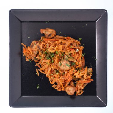 Siyah tabakta mantarlı haşlanmış lahana. Beyaz arkaplan