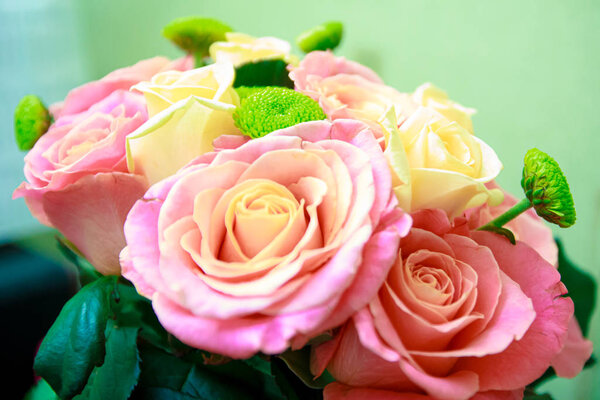 Букет розовых роз на окне
