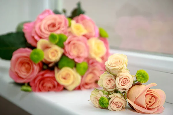 Букет з рожевих троянд на вікні — стокове фото