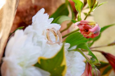 Düğün buketi ve alyans