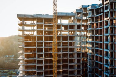 Yüksek bir binanın inşaatı. Şehir merkezinde inşaat alanı