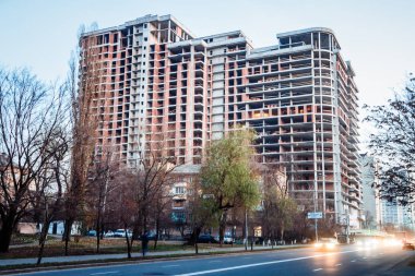 Yüksek bir binanın inşaatı. Şehir merkezinde inşaat alanı