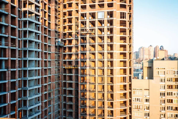 Construcción de un edificio de gran altura. Lugar de construcción en el centro de la ciudad —  Fotos de Stock